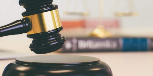 Адвокат в Анталии предоставляет юридическую консультацию иностранному клиенту, обсуждая вопросы создания компании, получения вида на жительство и гражданства через инвестиции.