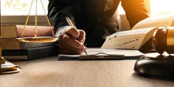 Предприниматели получают юридические консультации от корпоративных юристов Анталии во время деловой встречи